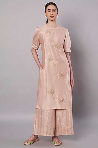 Dirty Blush Chanderi 3D Floral Applique Embroidered Kurta Set by Saahiil Kapoor