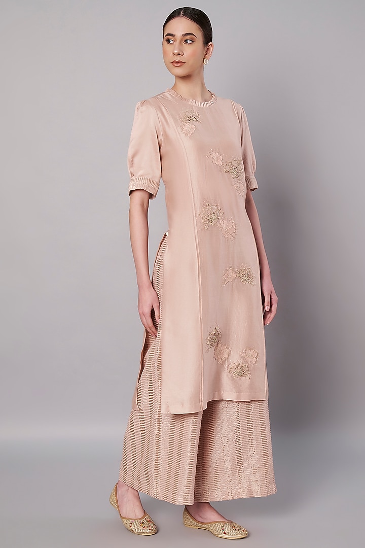 Dirty Blush Chanderi 3D Floral Applique Embroidered Kurta Set by Saahiil Kapoor at Pernia's Pop Up Shop