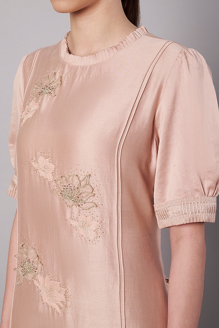 Dirty Blush Chanderi 3D Floral Applique Embroidered Kurta Set by Saahiil Kapoor at Pernia's Pop Up Shop