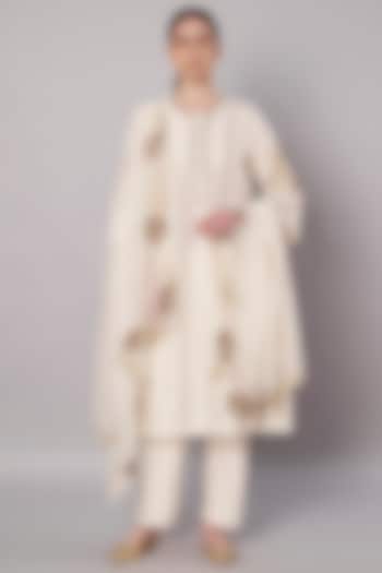 Ivory Chanderi Floral Embroidered Kurta Set by Saahiil Kapoor at Pernia's Pop Up Shop