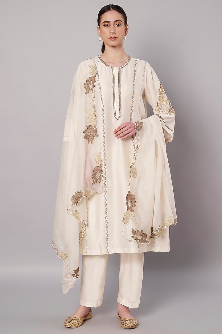Ivory Chanderi Floral Embroidered Kurta Set by Saahiil Kapoor at Pernia's Pop Up Shop