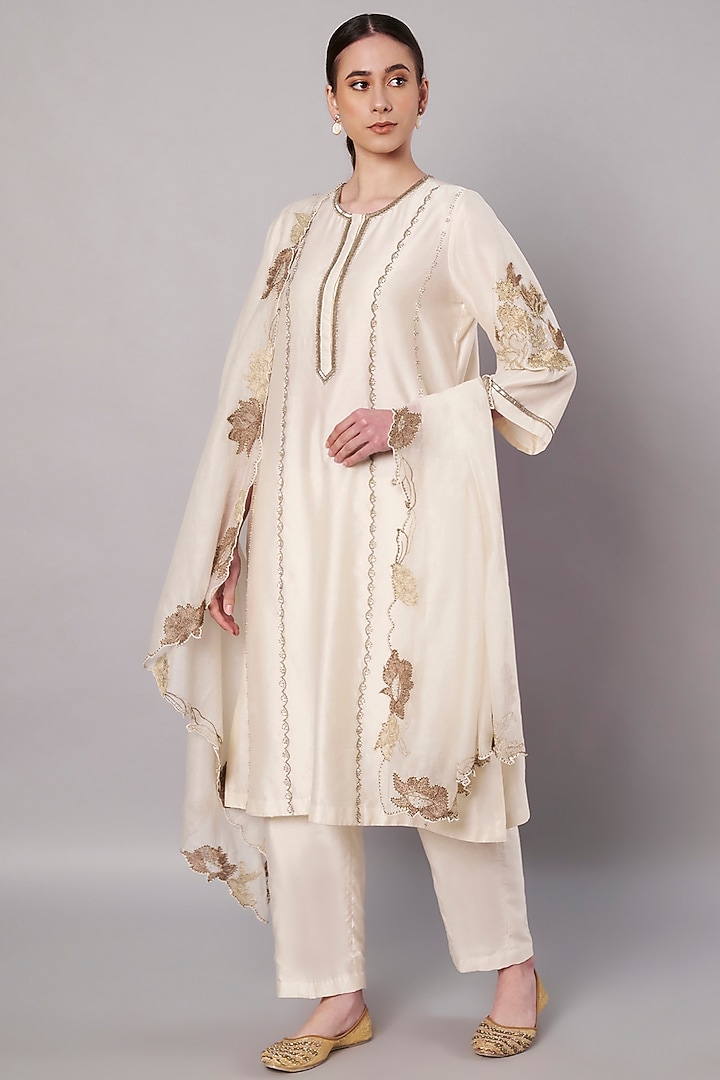 Ivory Chanderi Floral Embroidered Kurta Set by Saahiil Kapoor at Pernia's Pop Up Shop