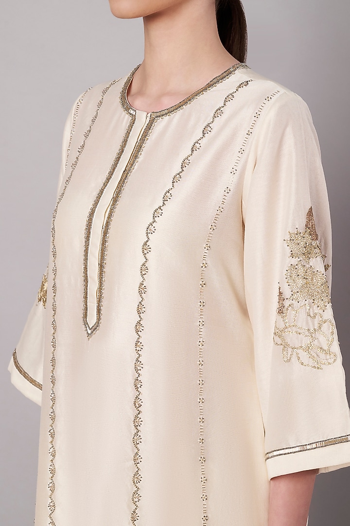 Ivory Chanderi Floral Embroidered Kurta Set by Saahiil Kapoor at Pernia's Pop Up Shop