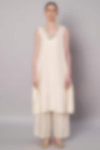 Ivory Chanderi Floral Applique Embroidered Kurta Set by Saahiil Kapoor at Pernia's Pop Up Shop