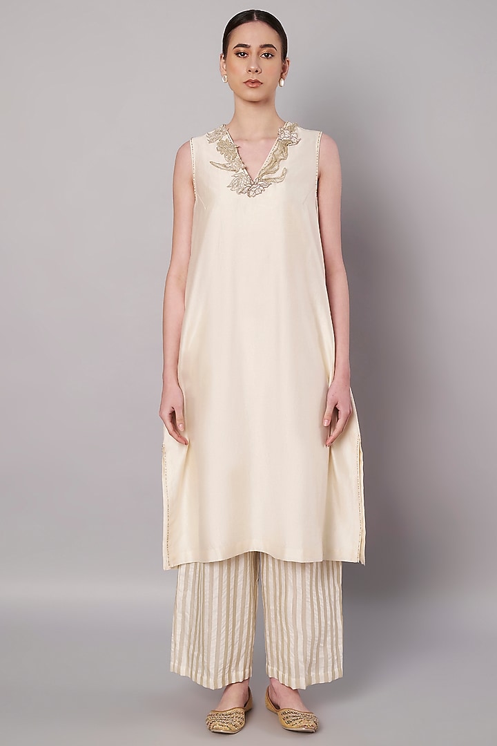 Ivory Chanderi Floral Applique Embroidered Kurta Set by Saahiil Kapoor at Pernia's Pop Up Shop