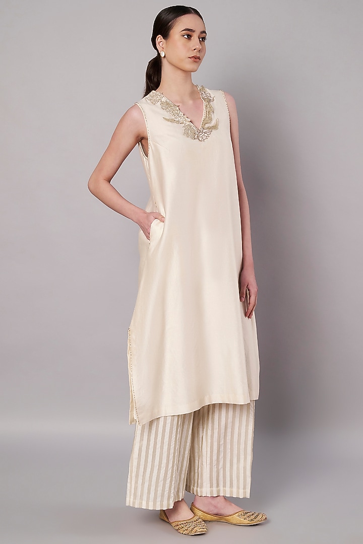 Ivory Chanderi Floral Applique Embroidered Kurta Set by Saahiil Kapoor at Pernia's Pop Up Shop
