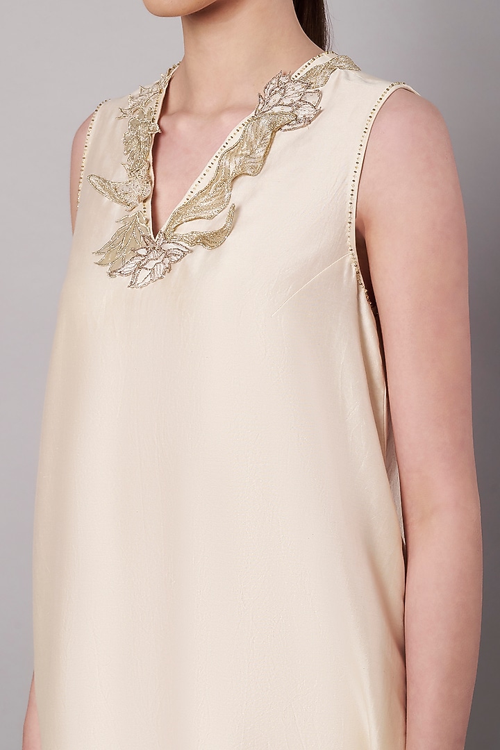 Ivory Chanderi Floral Applique Embroidered Kurta Set by Saahiil Kapoor at Pernia's Pop Up Shop