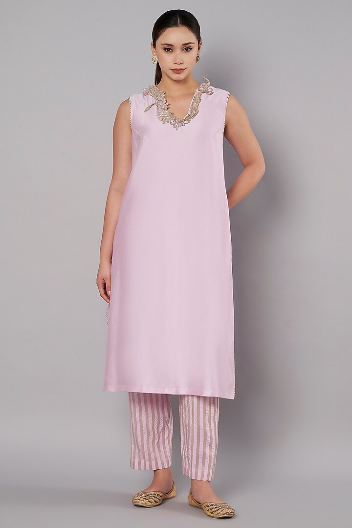 Pastel Lilac Chanderi Floral Applique Embroidered Kurta Set by Saahiil Kapoor at Pernia's Pop Up Shop