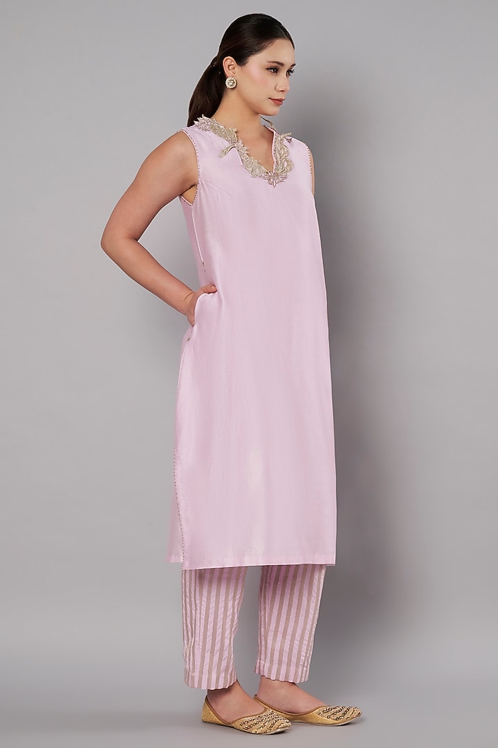 Pastel Lilac Chanderi Floral Applique Embroidered Kurta Set by Saahiil Kapoor at Pernia's Pop Up Shop