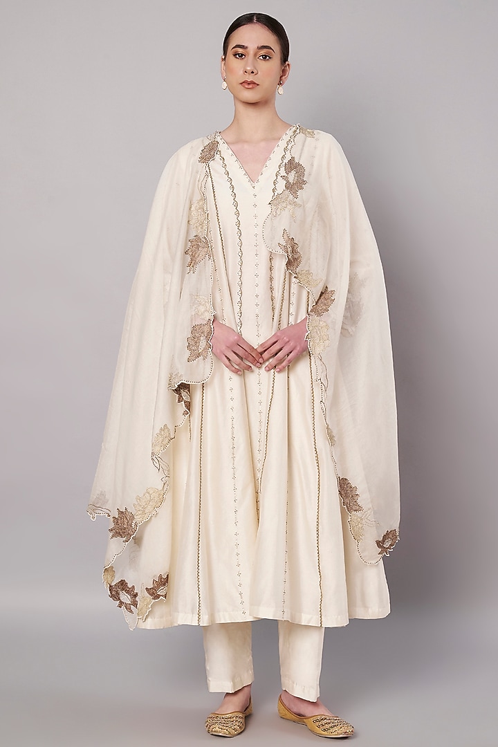 Ivory Chanderi Hand Embroidered Kurta Set by Saahiil Kapoor at Pernia's Pop Up Shop