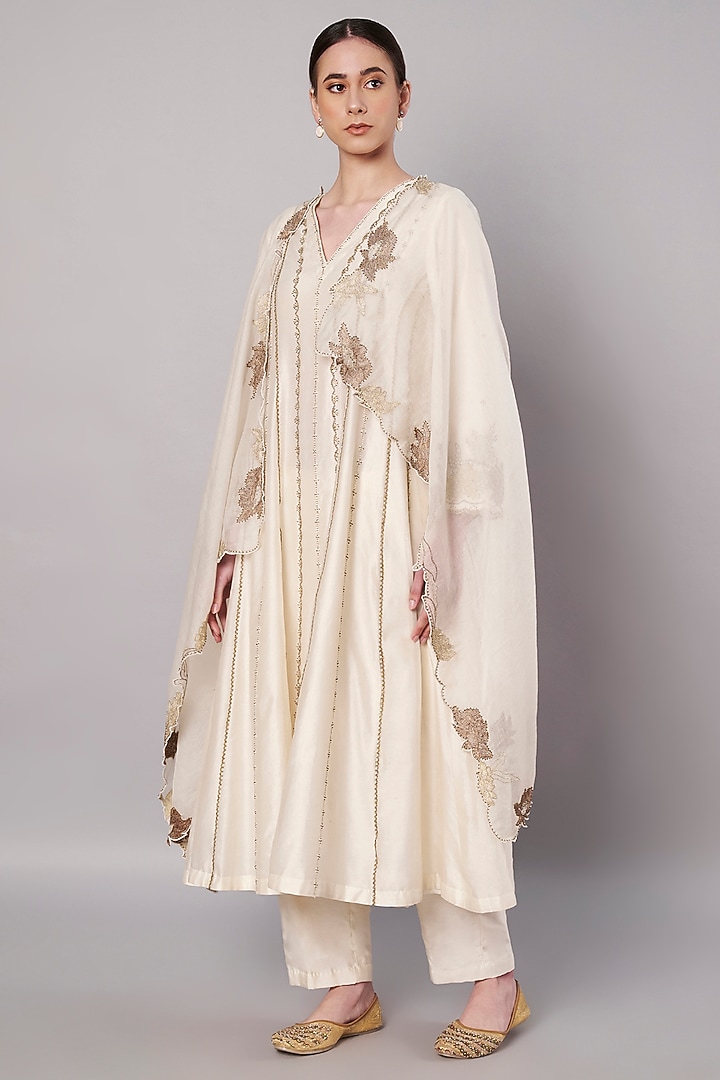 Ivory Chanderi Hand Embroidered Kurta Set by Saahiil Kapoor at Pernia's Pop Up Shop