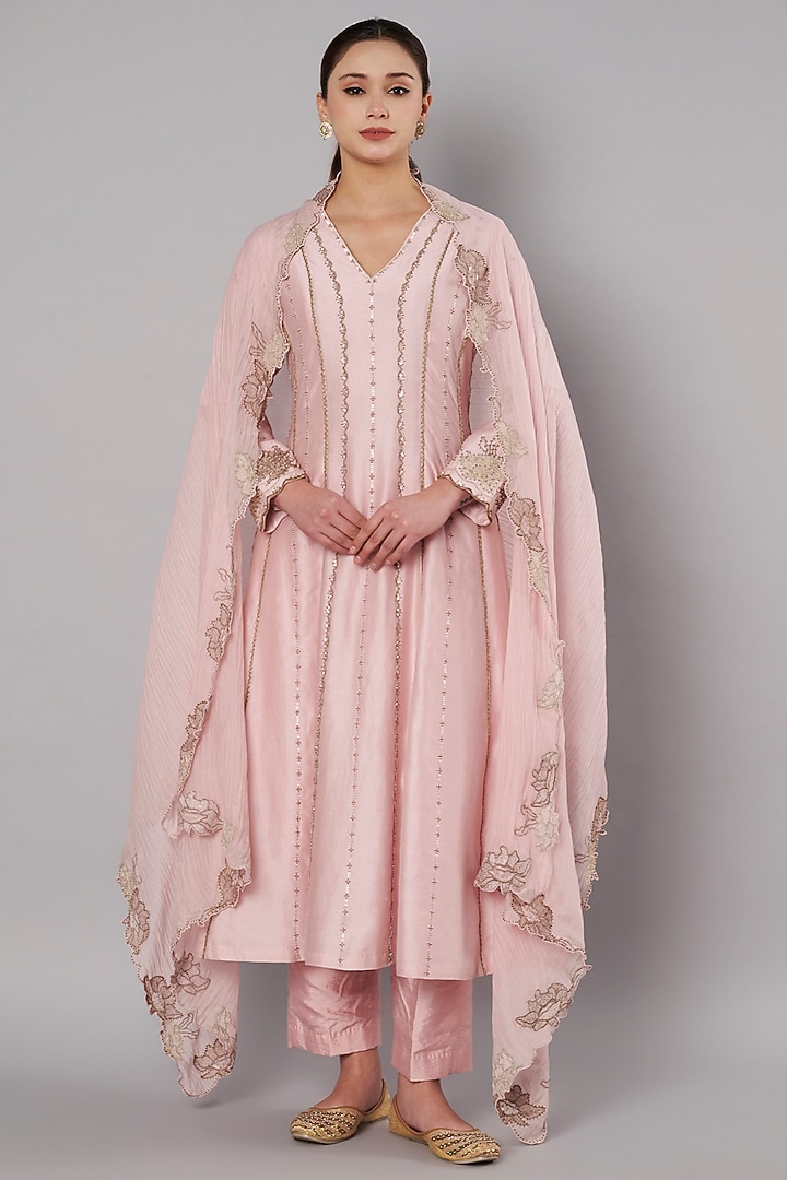 Muted Rose Chanderi Hand Embroidered Kurta Set by Saahiil Kapoor at Pernia's Pop Up Shop
