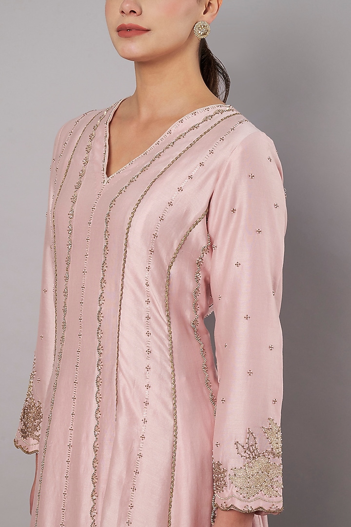 Muted Rose Chanderi Hand Embroidered Kurta Set by Saahiil Kapoor at Pernia's Pop Up Shop