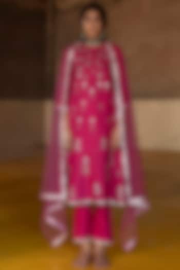 Fuchsia Hand Embroidered Kurta Set by Saksham and Neharicka at Pernia's Pop Up Shop
