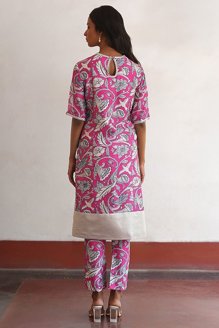 Pink Banarasi Cotton Silk Printed & Embroidered Kurta Set by Saksham and Neharicka at Pernia's Pop Up Shop