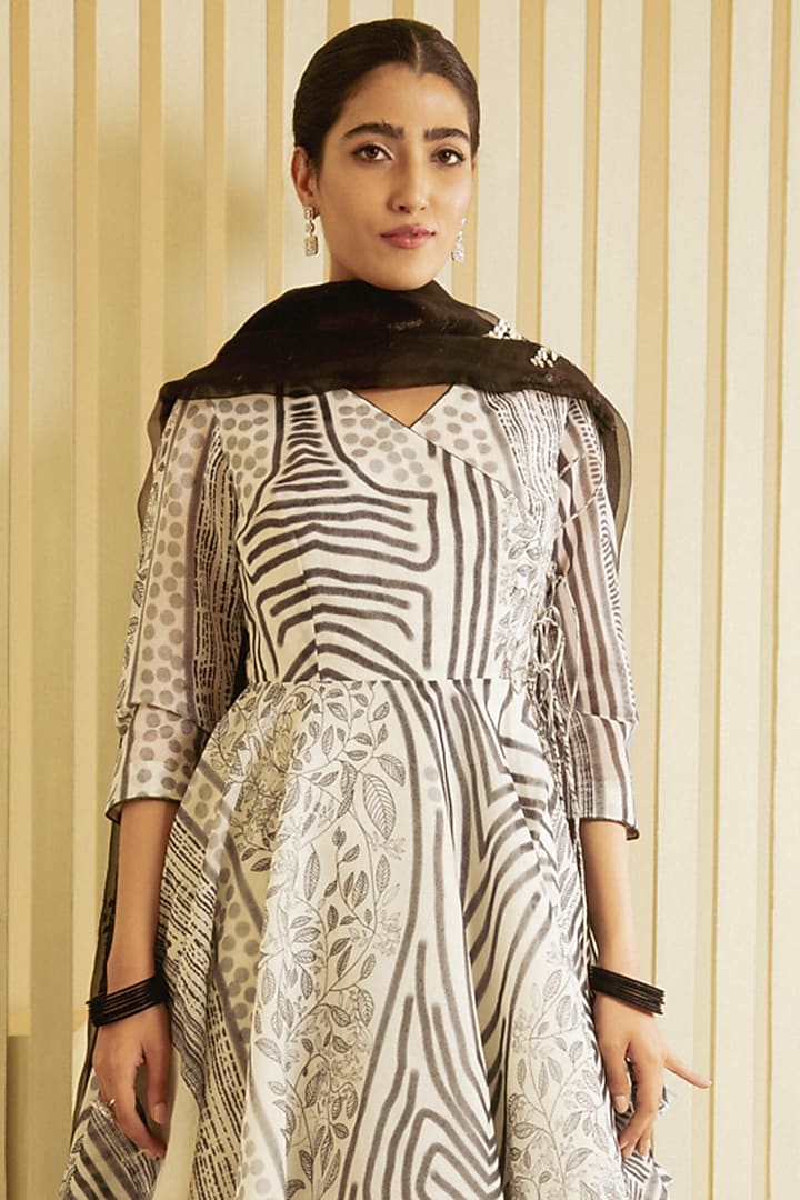 Black & White Chanderi Printed Kurta Set by Saksham and Neharicka at Pernia's Pop Up Shop