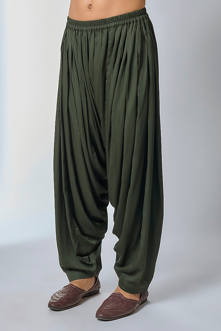 Green Silk Chanderi Thread Work Kurta Set by SALIL BHATIA at Pernia's Pop Up Shop