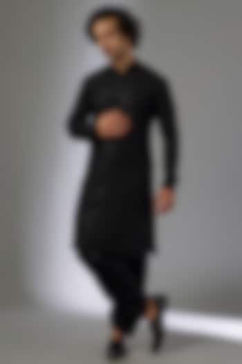 Black Dola Silk Thread & Zari Embellished Kurta Set by SALIL BHATIA at Pernia's Pop Up Shop