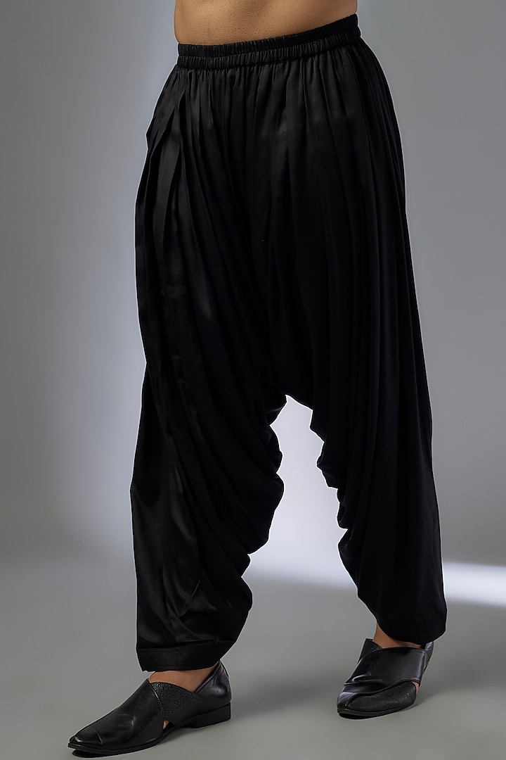 Black Dola Silk Thread & Zari Embellished Kurta Set by SALIL BHATIA at Pernia's Pop Up Shop