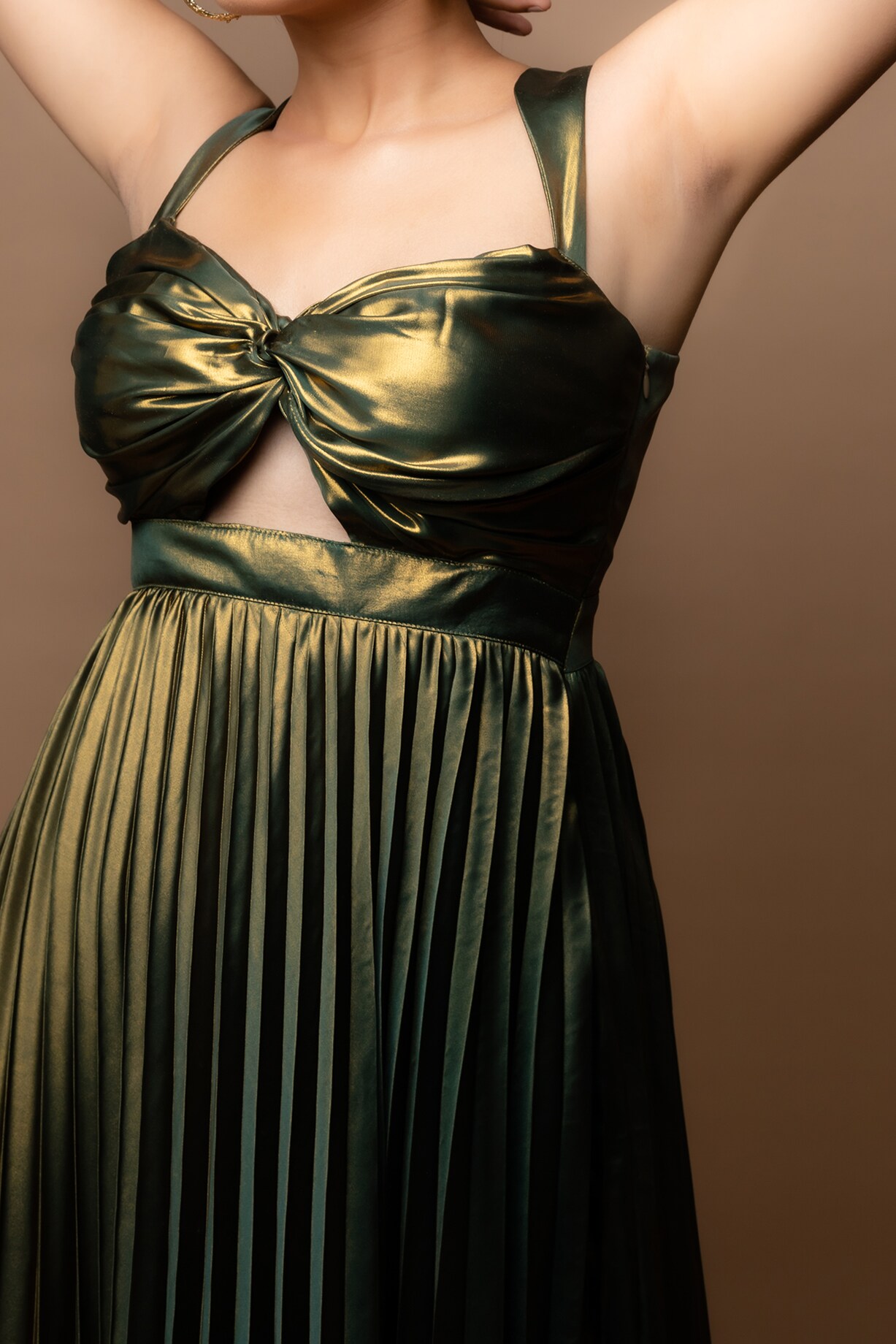 slim fit dress slacks Shiny Crepe Gown with Silk Bow Off-White / 46 main image 0