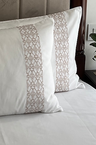White Cotton Printed Bedsheet Set by SADYASKA