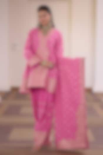 Fuchsia Pink Vegan Silk Zari Embellished Kurta Set by Safaa at Pernia's Pop Up Shop