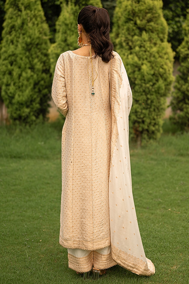 White Vegan Silk Embroidered Kurta Set by Safaa at Pernia's Pop Up Shop