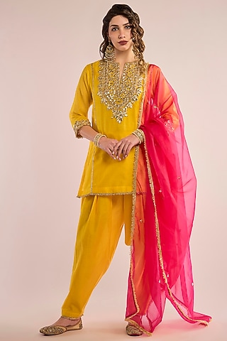 Yellow Chanderi Gota Patti Embroidered Kurta Set by saina kapoor