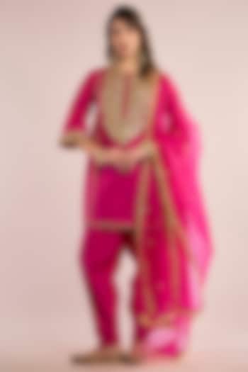Fuchsia Chanderi Gota Patti Embroidered Kurta Set by saina kapoor at Pernia's Pop Up Shop
