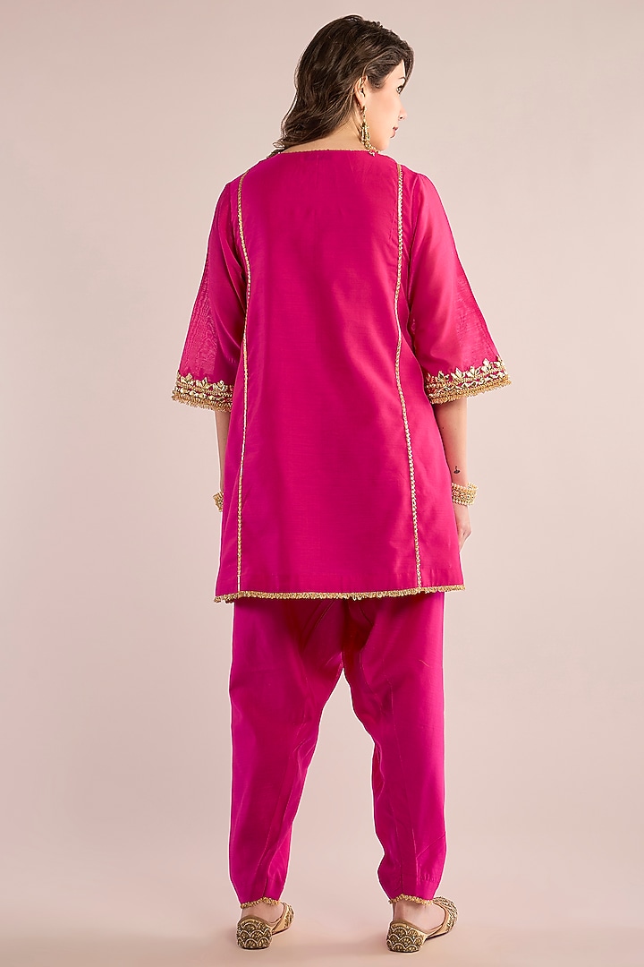 Fuchsia Chanderi Gota Patti Embroidered Kurta Set by saina kapoor at Pernia's Pop Up Shop