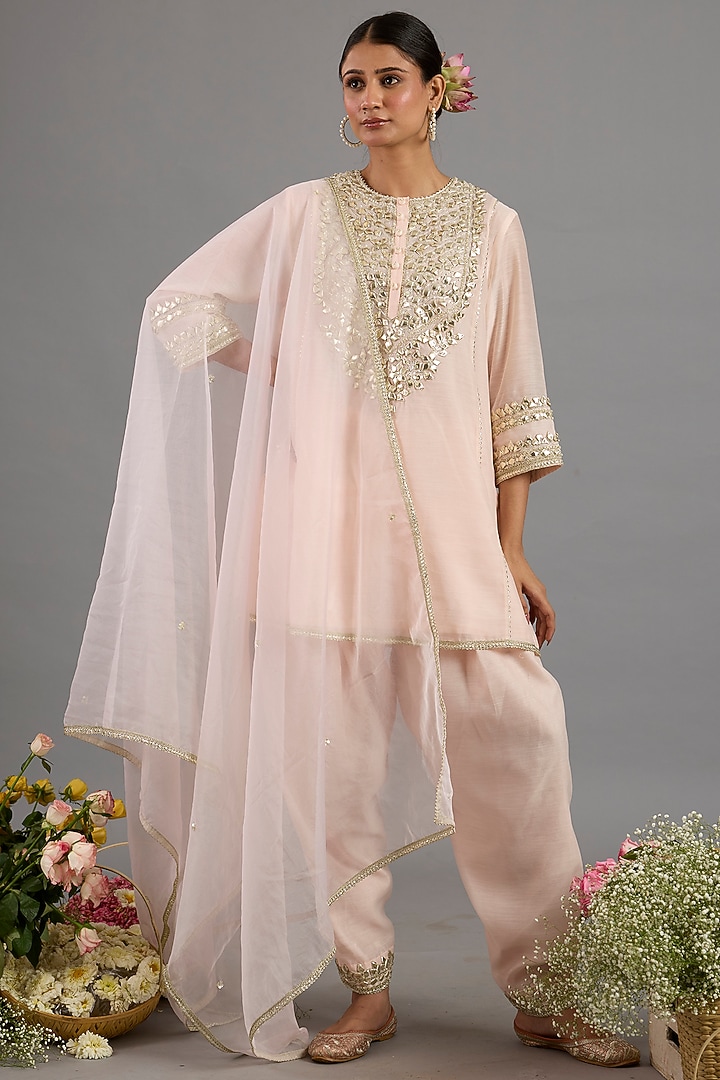Peach Pink Chanderi Gota-Patti Embroidered Short Kurta Set by Saina kapoor at Pernia's Pop Up Shop