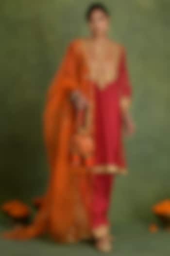 Fuchsia Chanderi Gota Embroidered Kurta Set by saina kapoor at Pernia's Pop Up Shop