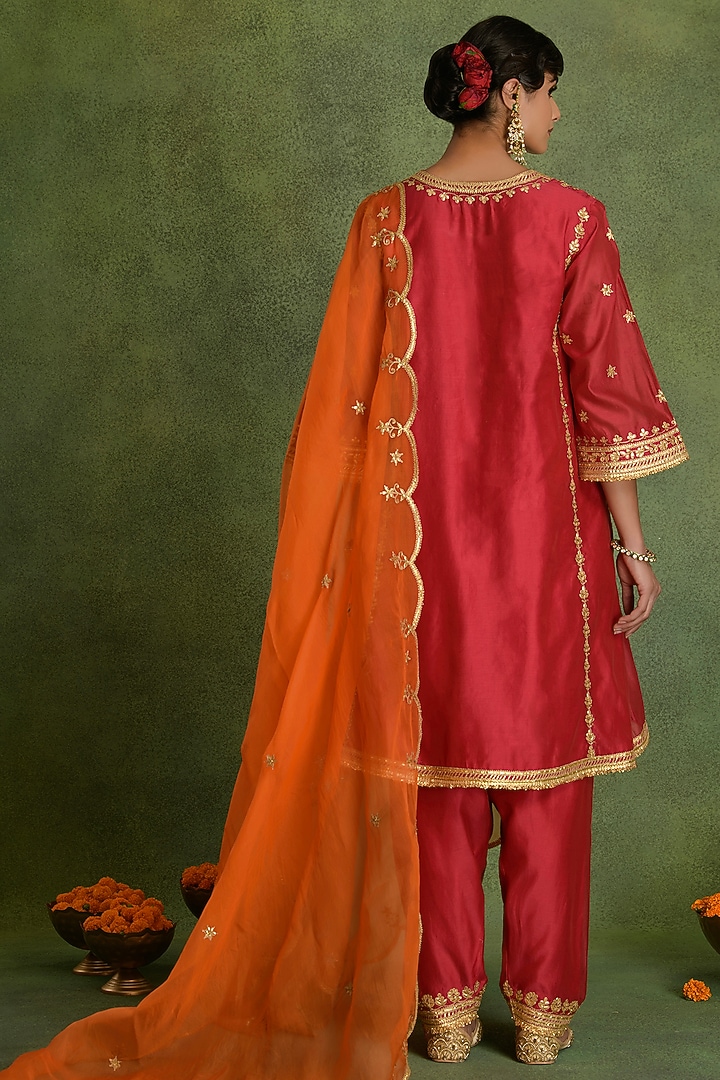 Fuchsia Chanderi Gota Embroidered Kurta Set by saina kapoor at Pernia's Pop Up Shop