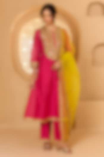 Fuchsia Cotton Chanderi Floral Embroidered Kurta Set by Saina kapoor at Pernia's Pop Up Shop