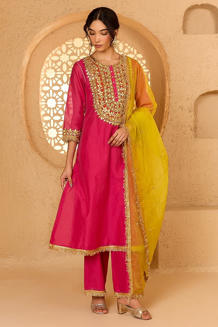 Fuchsia Cotton Chanderi Floral Embroidered Kurta Set by Saina kapoor at Pernia's Pop Up Shop