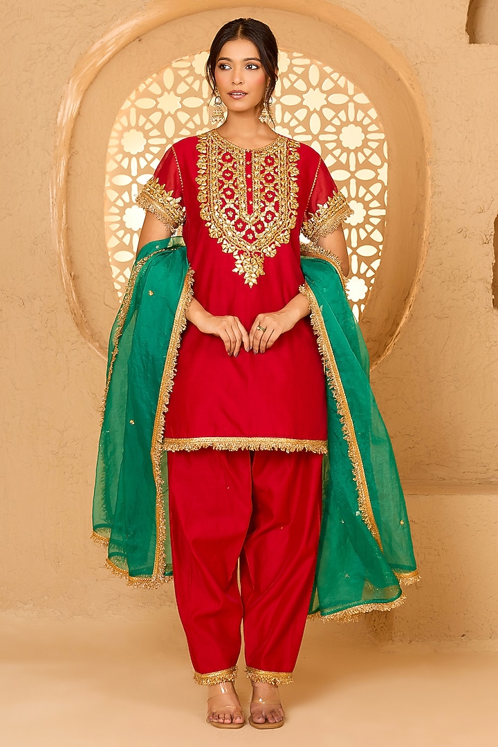 Red Cotton Chanderi Floral Embroidered Short Kurta Set by saina kapoor at Pernia's Pop Up Shop