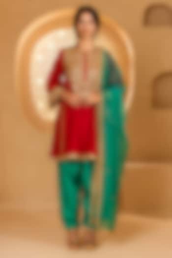 Red Cotton Chanderi Floral Embroidered Short Kurta Set by saina kapoor at Pernia's Pop Up Shop