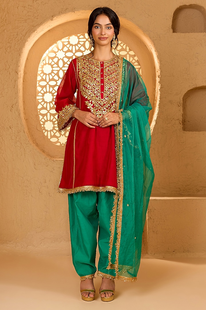 Red Cotton Chanderi Floral Embroidered Short Kurta Set by saina kapoor at Pernia's Pop Up Shop