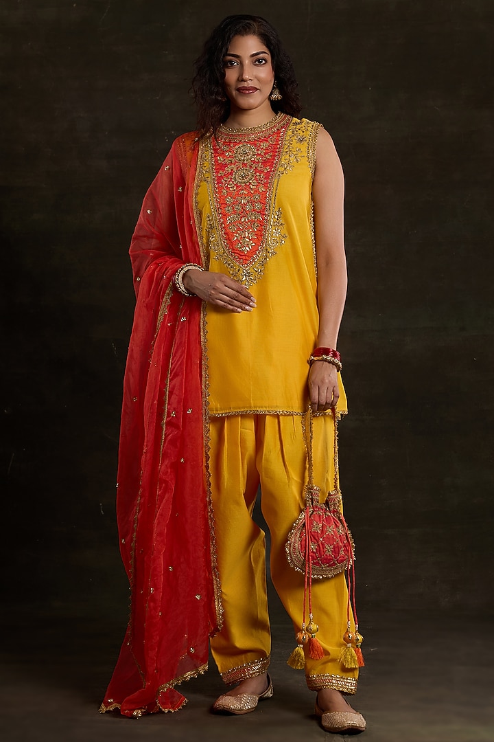 Yellow Chanderi Sequins Embroidered Sleeveless Kurta Set by Saina kapoor at Pernia's Pop Up Shop
