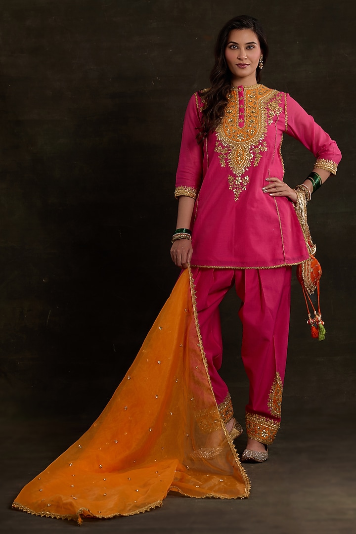 Fuchsia Chanderi Sequins Embroidered Kurta Set by Saina kapoor at Pernia's Pop Up Shop