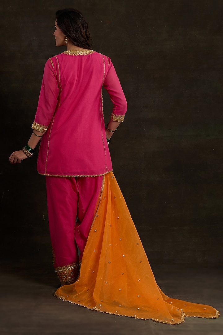Fuchsia Chanderi Sequins Embroidered Kurta Set by Saina kapoor at Pernia's Pop Up Shop