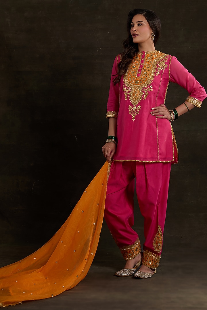 Fuchsia Chanderi Sequins Embroidered Kurta Set by Saina kapoor at Pernia's Pop Up Shop