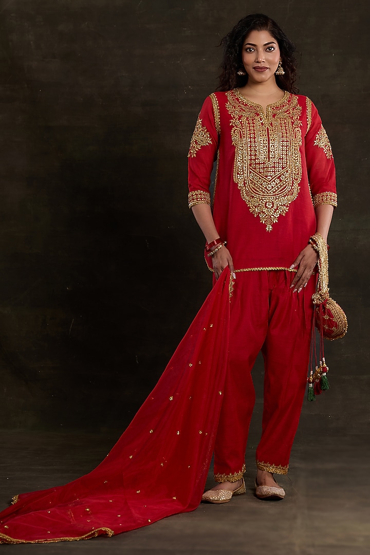 Red Chanderi Sequins Embroidered Kurta Set by Saina kapoor at Pernia's Pop Up Shop