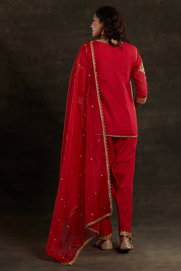 Red Chanderi Sequins Embroidered Kurta Set by Saina kapoor at Pernia's Pop Up Shop