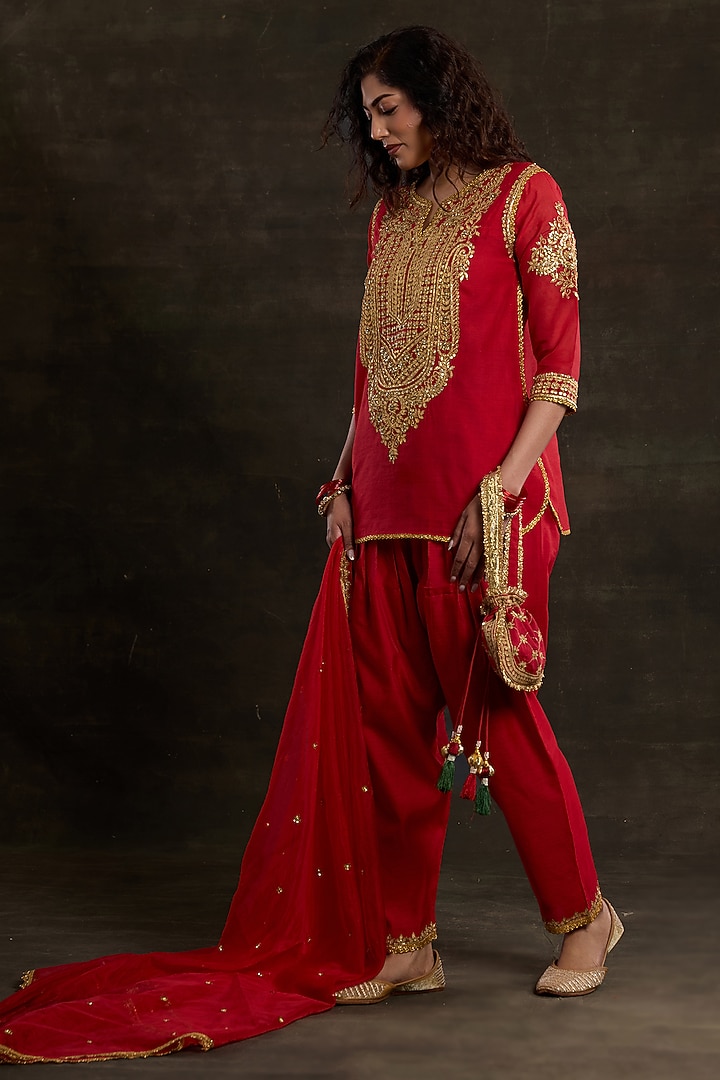 Red Chanderi Sequins Embroidered Kurta Set by Saina kapoor at Pernia's Pop Up Shop