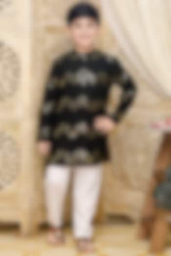Black Cotton Blend Embroidered Kurta Set For Boys by Saka Designs at Pernia's Pop Up Shop