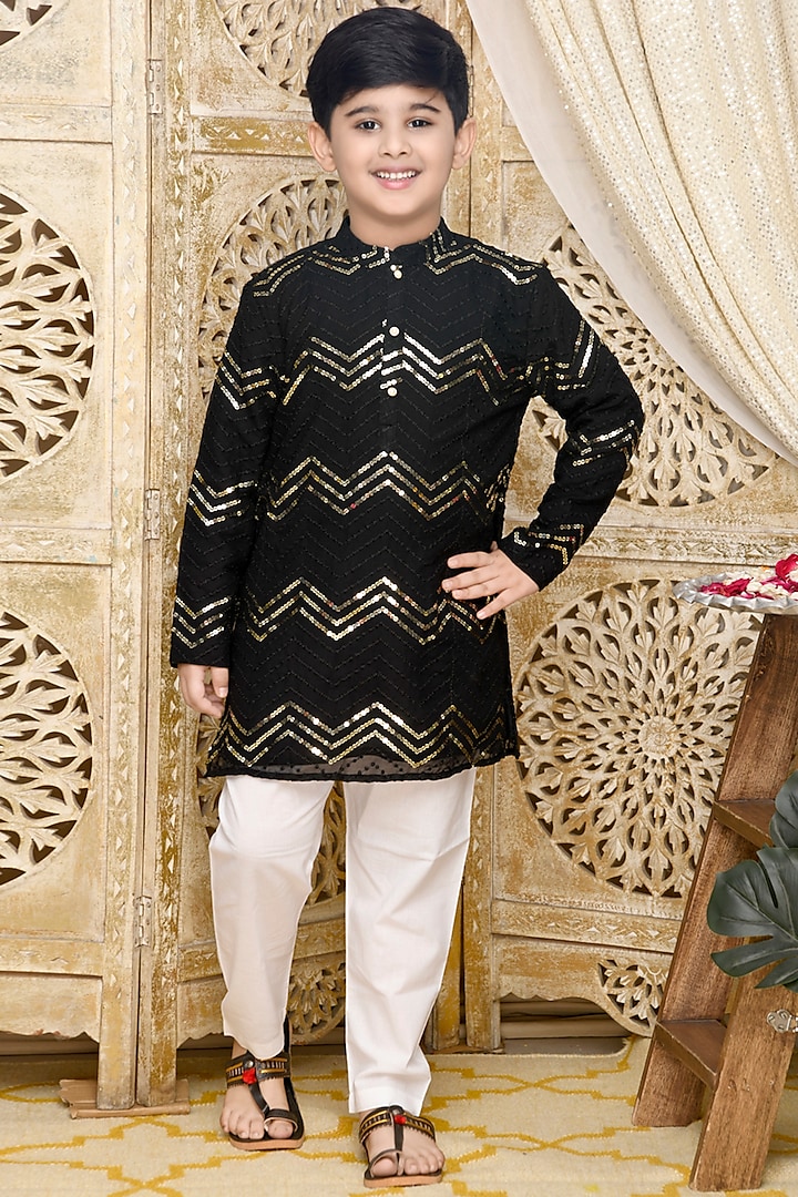 Black Cotton Blend Embroidered Kurta Set For Boys by Saka Designs at Pernia's Pop Up Shop