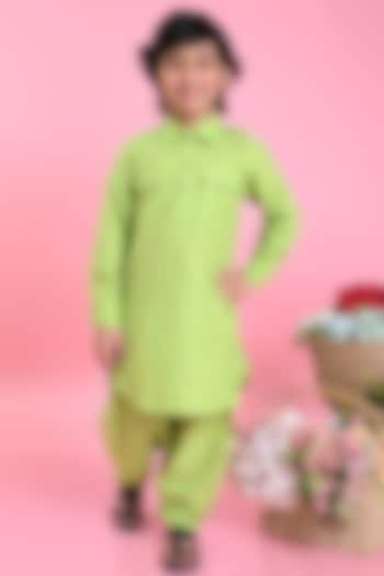 Green Cotton Blend Pathani Kurta Set For Boys by Saka Designs
