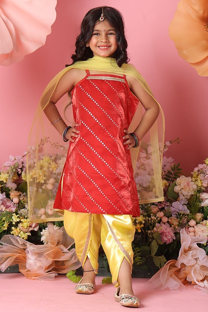 Red Silk Blend Embroidered Kurta Set For Girls by Saka Designs at Pernia's Pop Up Shop