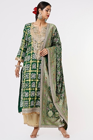 Emerald Green Hand Embroidered Kurta Set by Sangeeta Kilachand